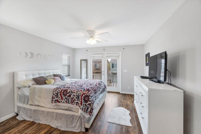 Foto del edificio - Great location 3 bedrooms 2 1/2 bath, community pool, St. Rose pkwy and Spencer
