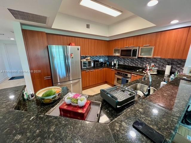 Foto del edificio - 14951 Royal Oaks Ln