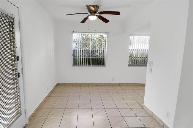 Foto del edificio - 580 Normandy Ln