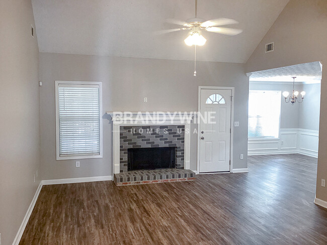 Building Photo - One month FREE RENT