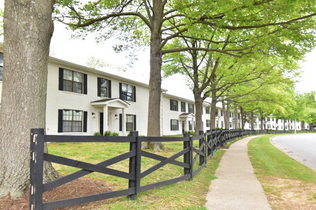 Building Photo - The Colony at the Oaks