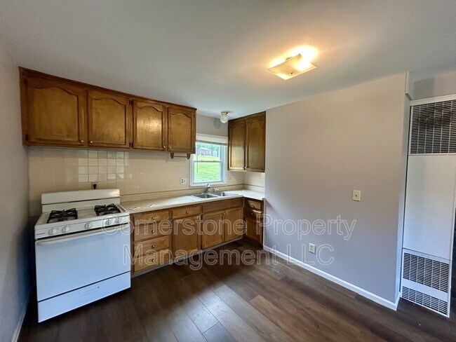 Building Photo - 8255 Lakeview Dr