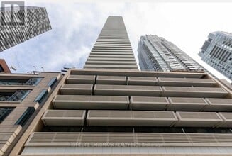 Building Photo - 2221 Yonge St