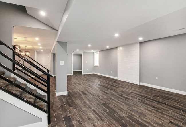 Building Photo - 1801 Elaine Dr