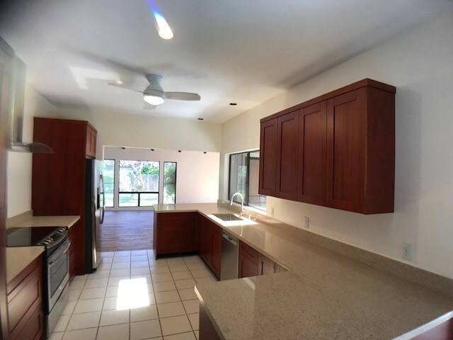 Building Photo - 824 N Kalaheo Ave