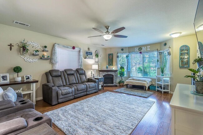 Building Photo - 3 BED 2 BATH HOUSE IN THE ENTERPRISE SCHOOL DISTRICT