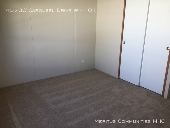 Foto del edificio - 45730 Carousel Dr W