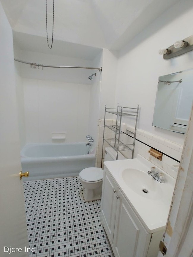 Building Photo - 3 br, 1 bath House - 174 W. Godfrey Avenue