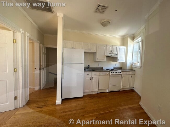 Foto del edificio - 4 Bishop Allen Dr