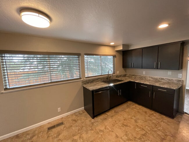 Foto del edificio - 915 Emerson Way