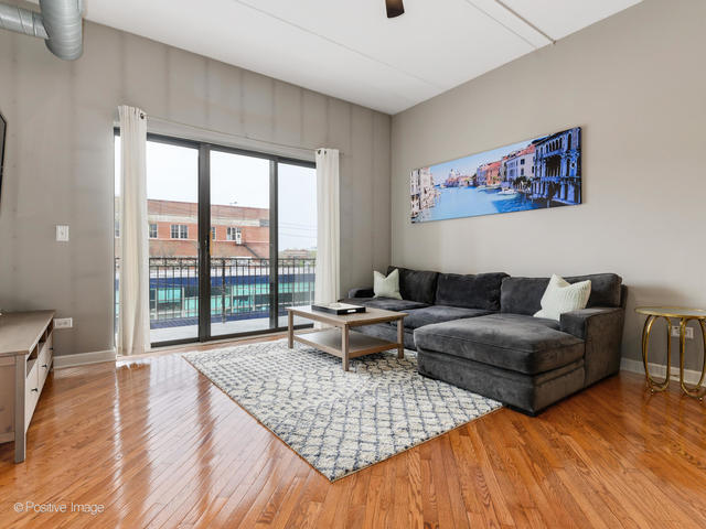 Foto del edificio - 3125 W Fullerton Ave