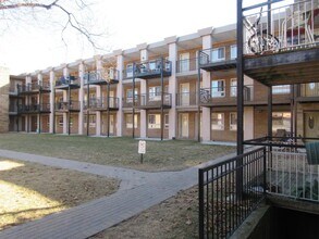 Building Photo - 6414 N Ridge Blvd