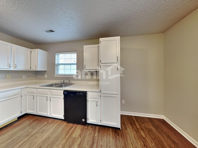 Foto del edificio - 17317 Pine Wood Ln