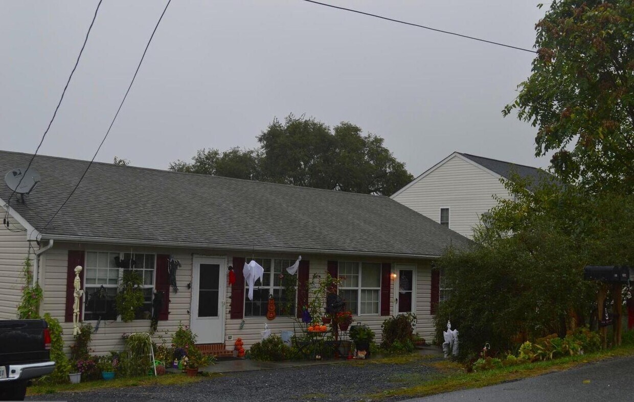354 Alsberry St, Strasburg, VA 22657 Townhouse for Rent in Strasburg