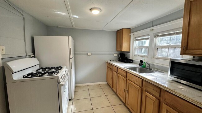 Building Photo - 418 52nd St