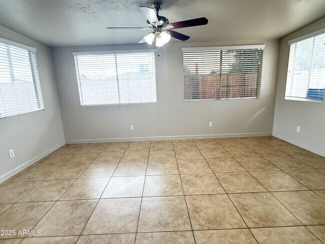 Foto del edificio - 348 E 8th Dr