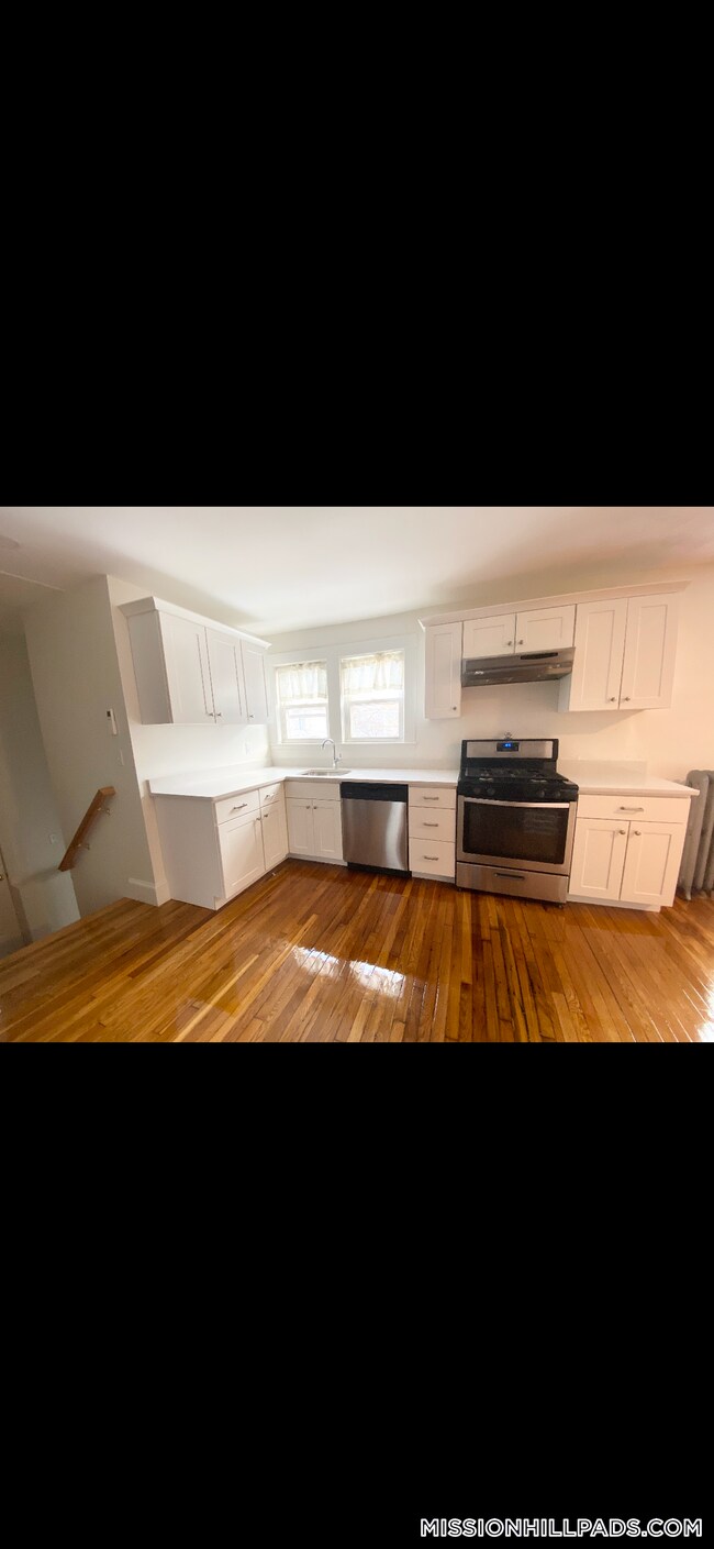 Building Photo - 183 Hillside St