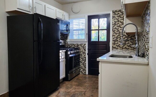 Building Photo - One-Bedroom Apartment in Dogtown*In-Unit Washer & Dryer*Walkable Neighborhood