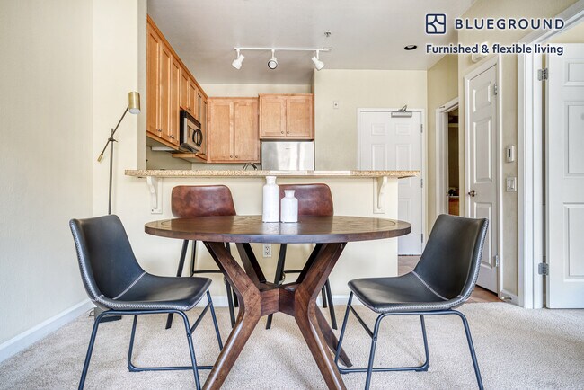 Foto del edificio - 853 Commodore Dr