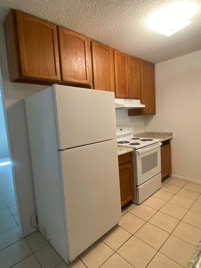 Building Photo - 2 BEDROOM DUPLEX, LAWN CARE AND WATER INCLUDED