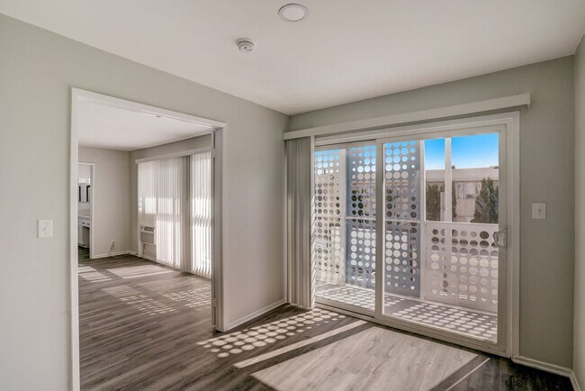 Interior Photo - 8375 Fountain Ave