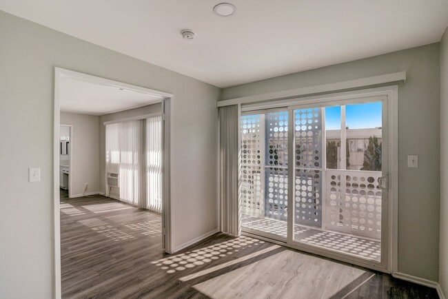 Interior Photo - 8375 Fountain Ave