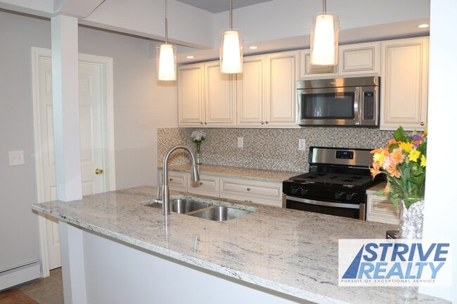 Building Photo - 22 Clyde St