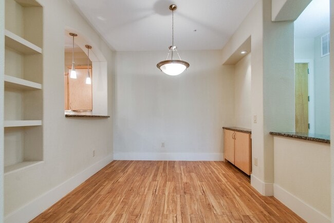 Building Photo - Green Hills/Belmont 2-Bed/2-Bath w/ Garage!