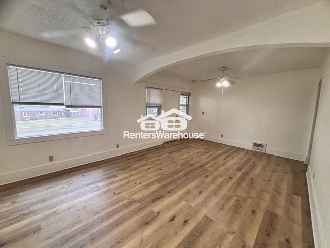 Foto del edificio - 1229 Merle Hay Rd