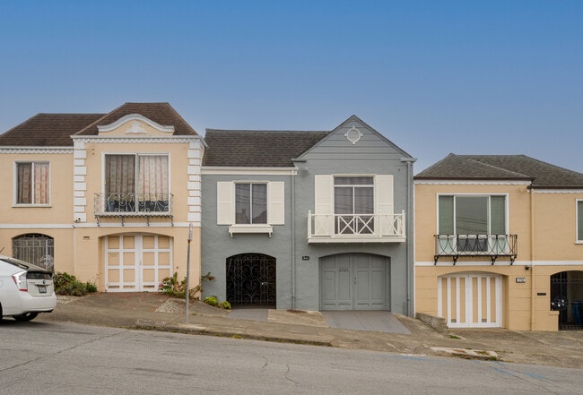 Building Photo - 2727 Moraga St