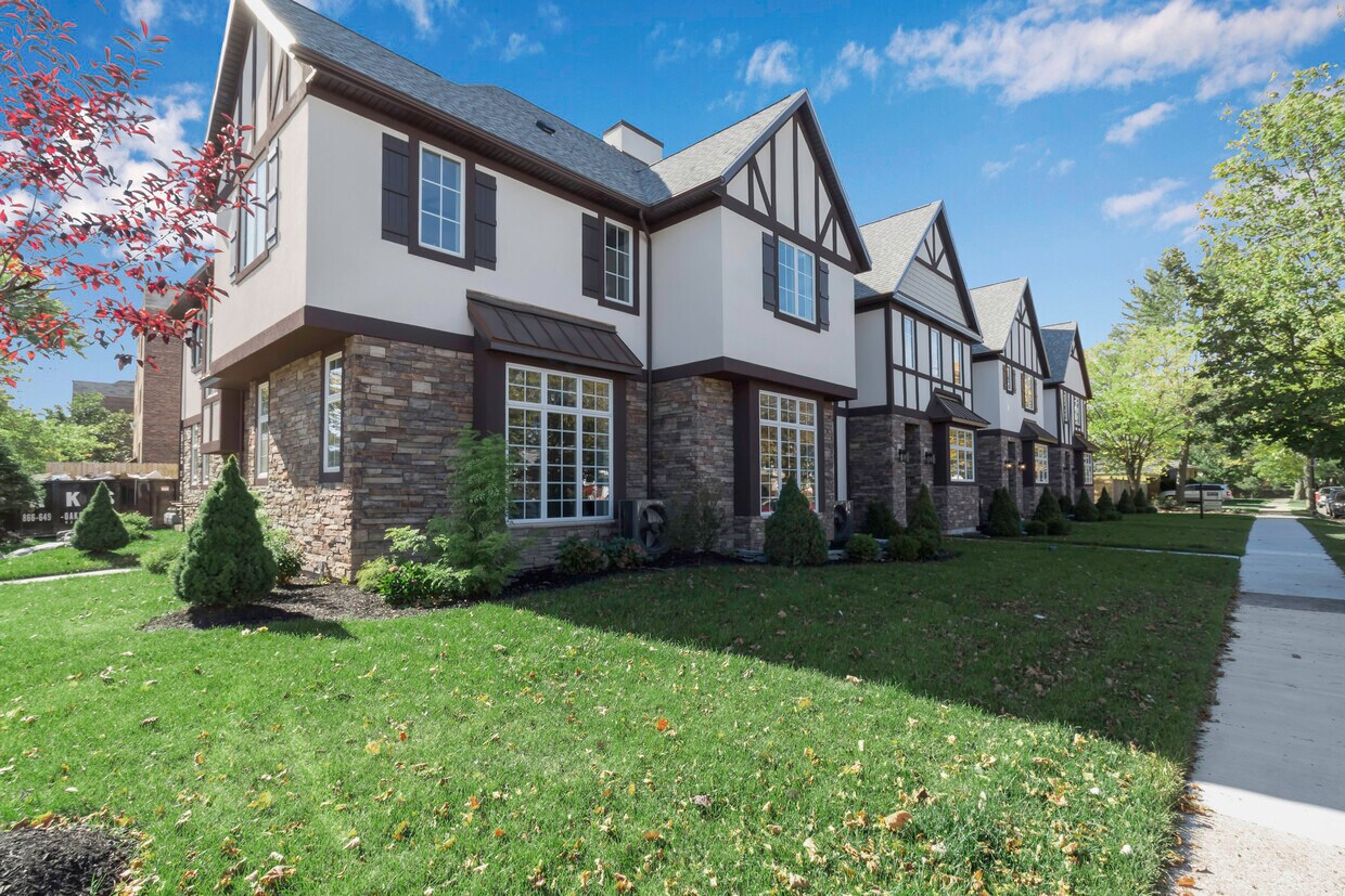 Beautiful unit at Park Meadow Place Townhouse - 2040 Delaware Ave