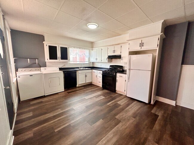 Foto del edificio - 3-Bedroom Home with Private Yard!