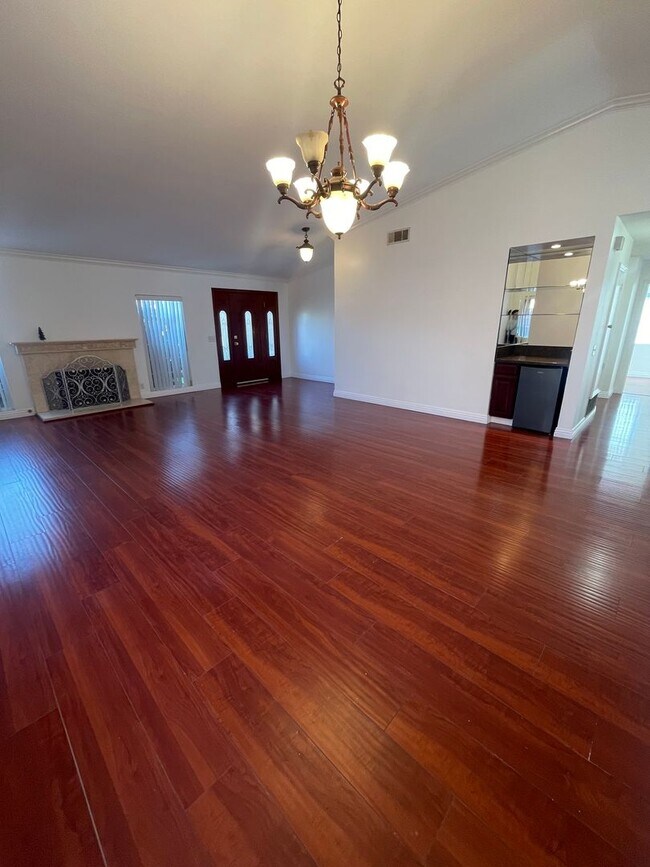 Building Photo - Beautiful 3 Bedroom, 2 Bathroom House w/ a Pool For Rent in Mission Viejo!