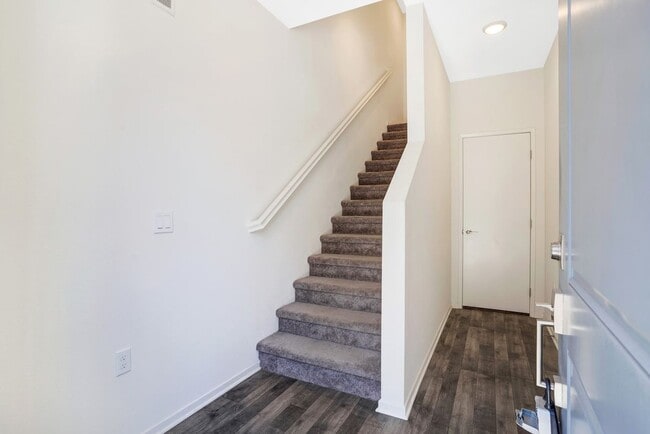 Building Photo - 5406 Beach Bluff Ln