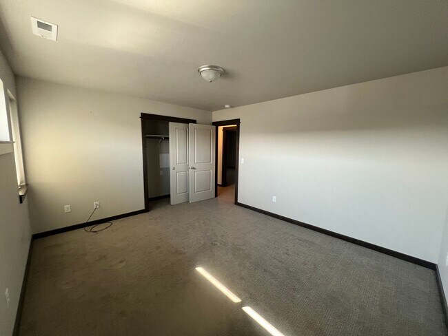 Building Photo - 3 Bed 2.5 Bath with double attached garage...