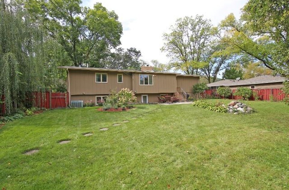Large, private, quiet backyard. Wonderful neighbors. - 5813 Tracy Avenue