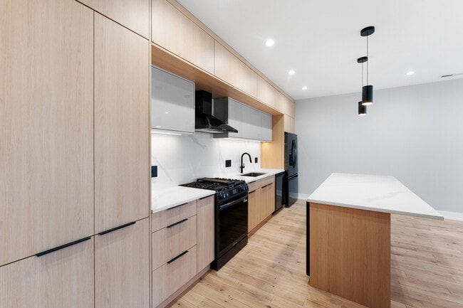 Foto del edificio - 7726 N Eastlake Terrace