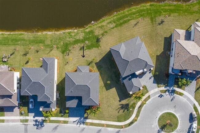 Building Photo - 10910 Moore Dr