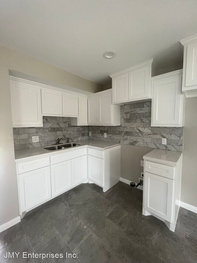 Building Photo - 2 br, 1 bath House - 9512 Coan St