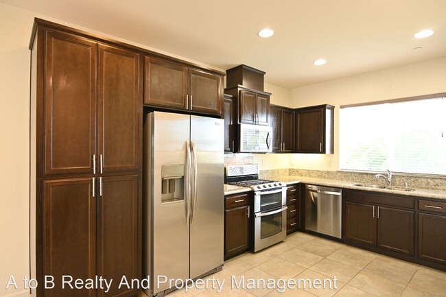 Building Photo - 2 br, 2.5 bath House - 450 E Mission St, #2