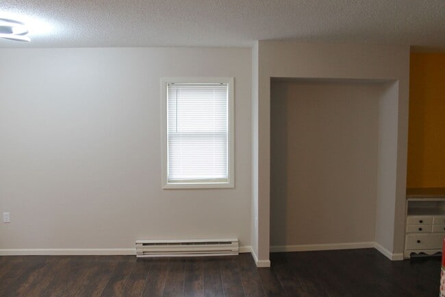 Building Photo - AVAILABLE June 1st - Newly Renovated Studio