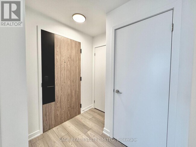 Building Photo - 1007 The Queensway