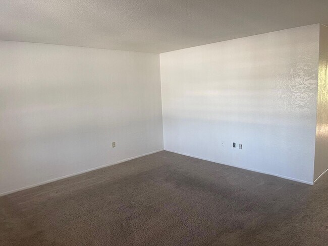 Foto del edificio - 2170 Knox McRae Dr