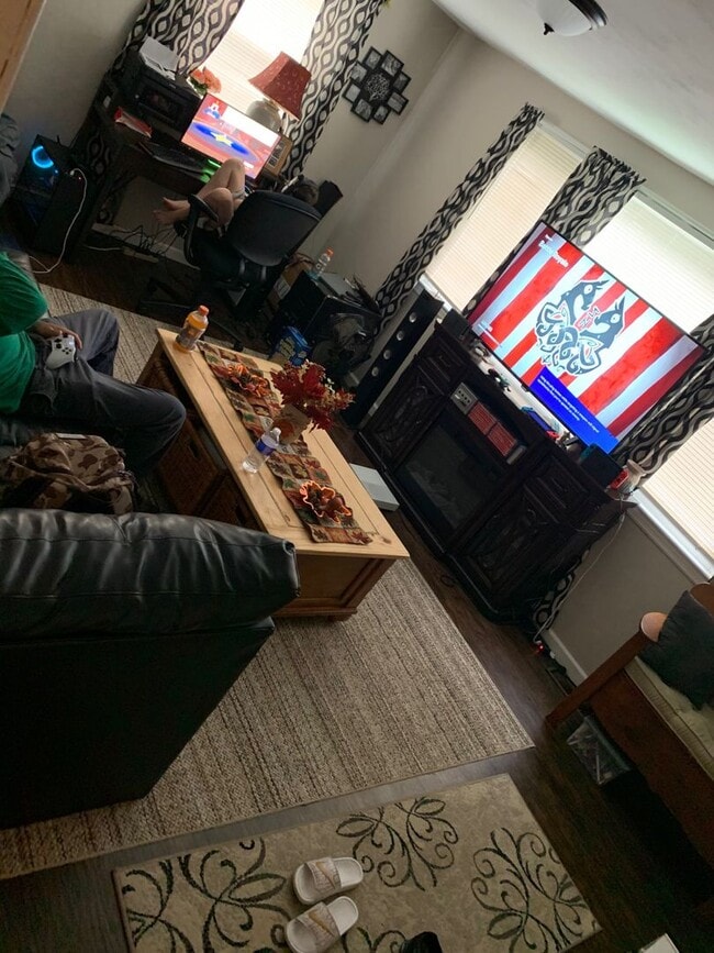 Foto del edificio - 3-4 Bedroom 1 Bath cape with garage in Liverpool Schools