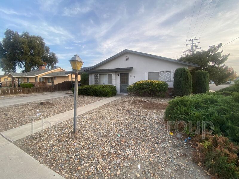 Primary Photo - 2837 W Walnut Ave