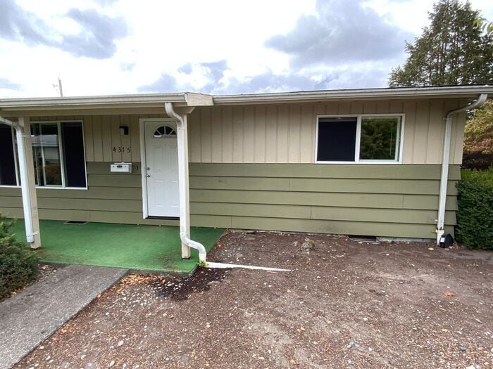 Foto principal - Mid Tacoma duplex 2bd 1 bath w/ 1 car garage