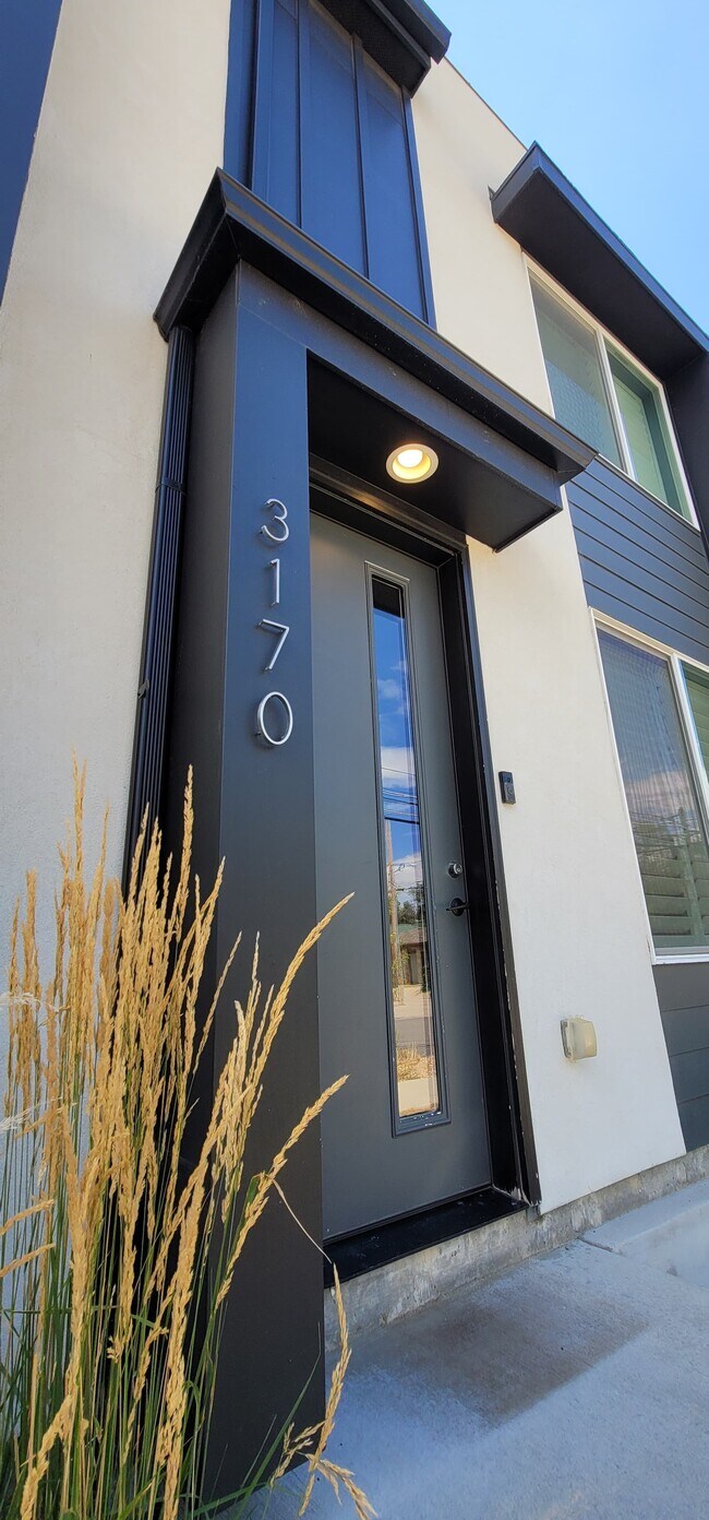 Foto del edificio - 3170 E 33rd Ave