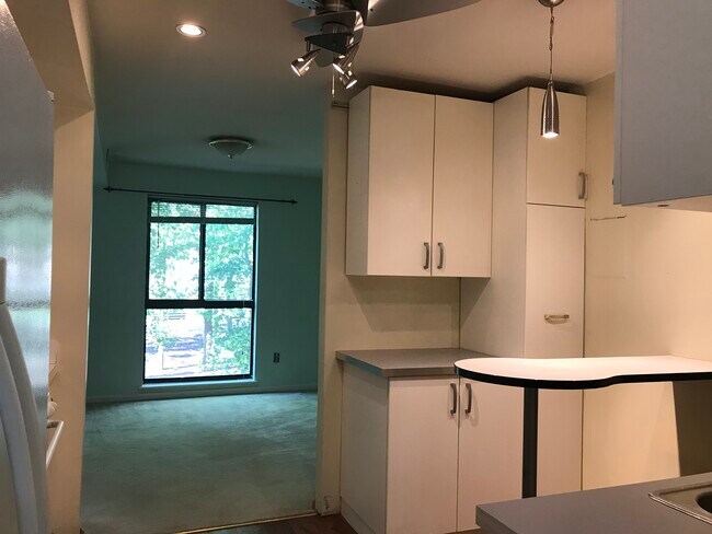 In-kitchen breakfast nook - 2053 Royal Fern Ct