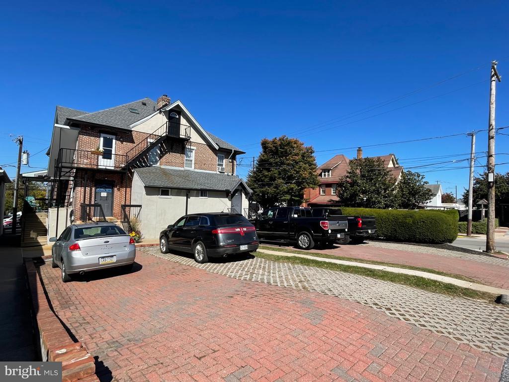 Primary Photo - 30 E King St