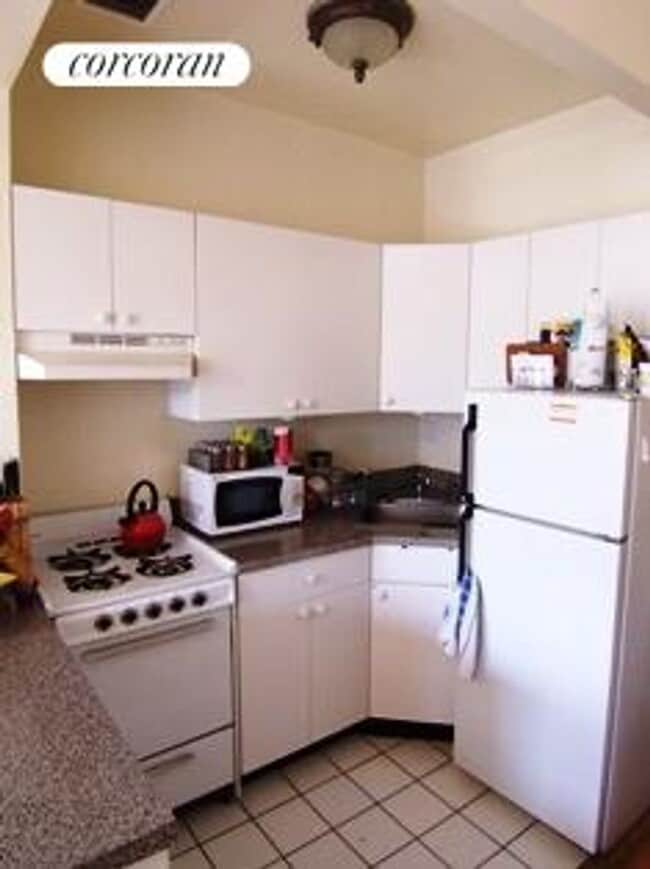 Building Photo - 139 W 83rd St